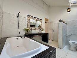 Villa White Orchid