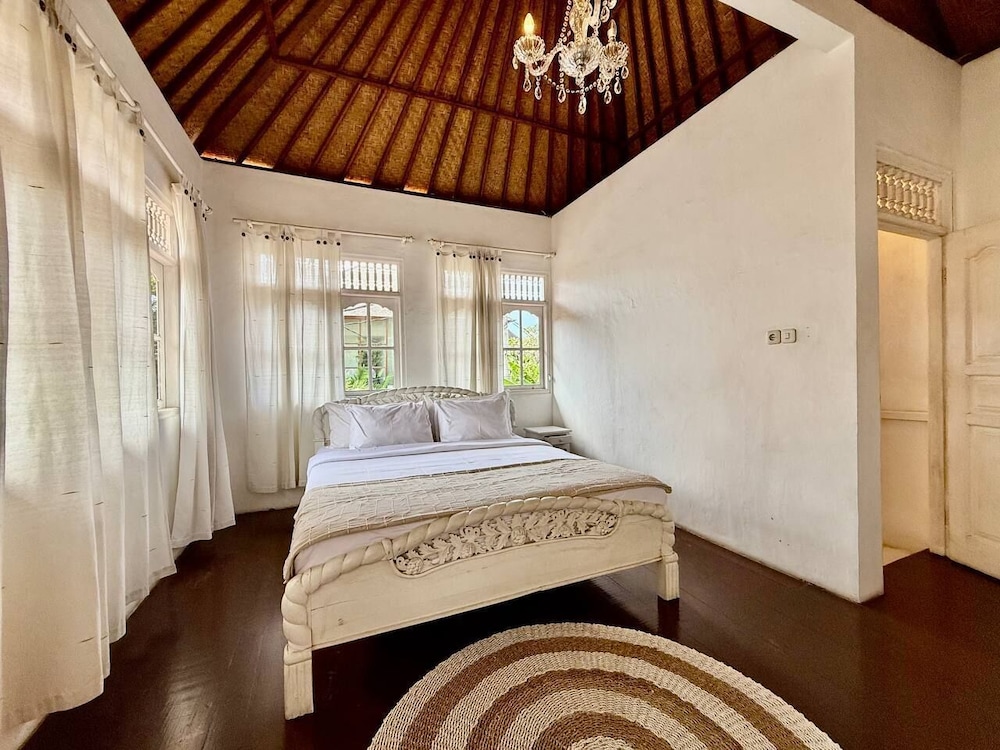 Villa White Orchid