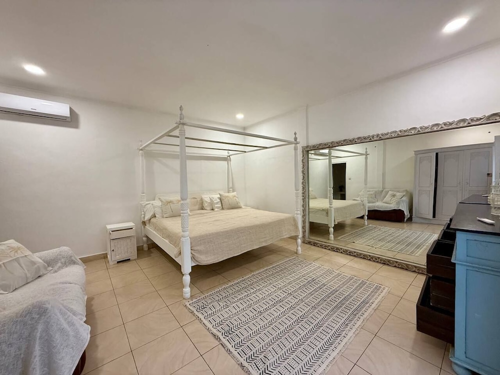 Villa White Orchid