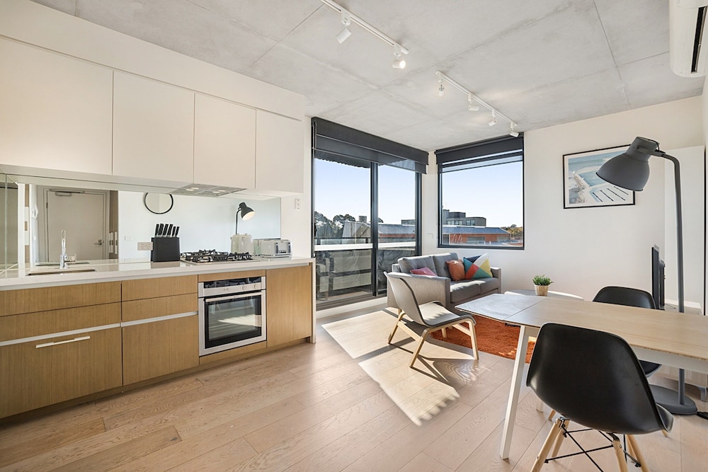 Comfy 2-bed Balcony Unit Near Chapel St