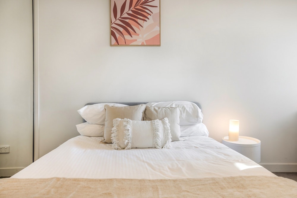 Comfy 2-bed Balcony Unit Near Chapel St