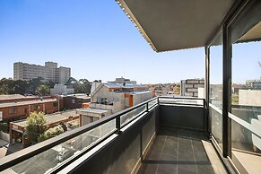 Comfy 2-bed Balcony Unit Near Chapel St