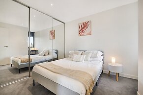 Comfy 2-bed Balcony Unit Near Chapel St