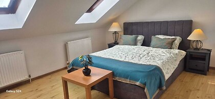 Modern 3BR Apt With Balcony City Center