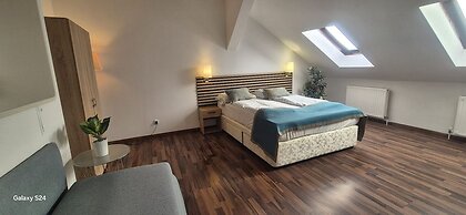 Modern 3BR Apt With Balcony City Center