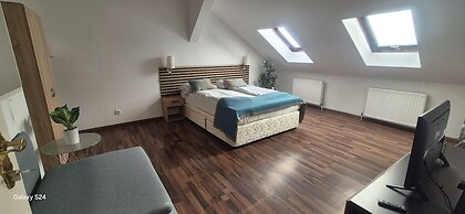 Modern 3BR Apt With Balcony City Center