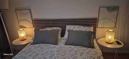 Modern 3BR Apt With Balcony City Center