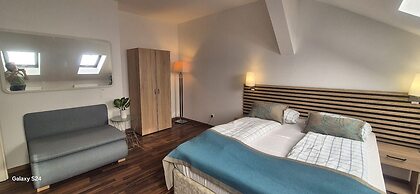 Modern 3BR Apt With Balcony City Center