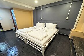 Pratunam Family House