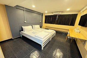Pratunam Family House