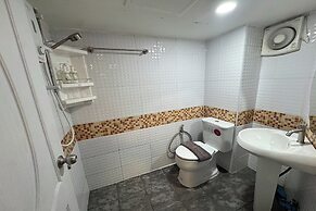 Pratunam Family House