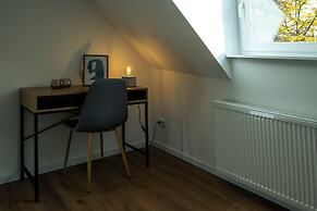 Moderne Stadt Zimmer mit eigenem Bad