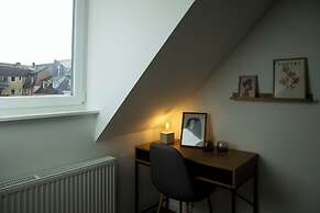 Moderne Stadt Zimmer mit eigenem Bad