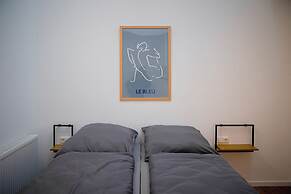 Moderne Stadt Zimmer mit eigenem Bad