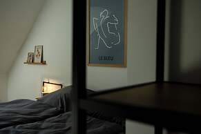 Moderne Stadt Zimmer mit eigenem Bad