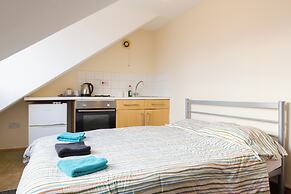 Pebbles Guest House - Flat 7