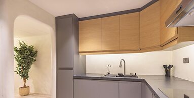 LUX Contemporary Marina View Suite 7