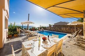 Villa Cleo Beach in Mparmpati