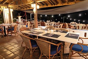 Trade Winds Restaurant & Guesthouse