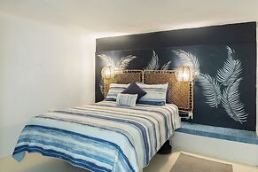 Trade Winds Restaurant & Guesthouse