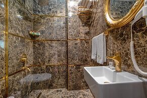 S White Hotel