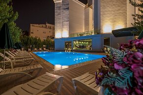 S White Hotel