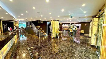 S White Hotel