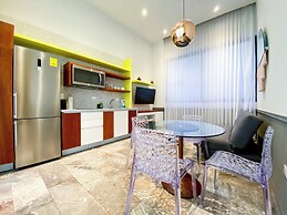 Joy Apt with rooftop and panoramic views