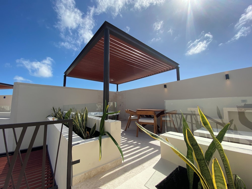 Private Terrace & Jacuzzi in Aldea Zama