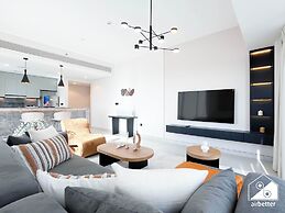 Modern 2BR Haven in Golf Gate Pool & Gym Access