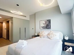 Modern 2BR Haven in Golf Gate Pool & Gym Access