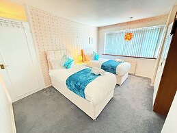 Homey 4 bedroom house for large groups