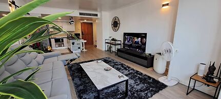 Stylish New Condo in Nana