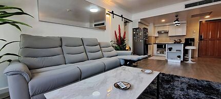 Stylish New Condo in Nana