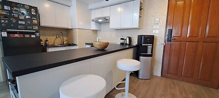 Stylish New Condo in Nana
