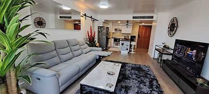 Stylish New Condo in Nana