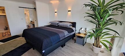 Stylish New Condo in Nana
