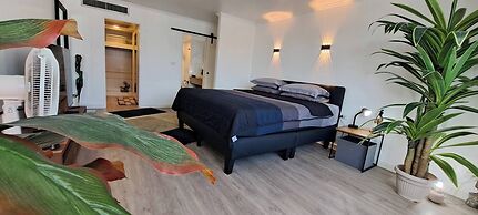 Stylish New Condo in Nana