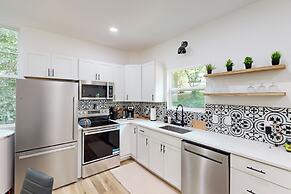 Cozy Restful Treehouse Feel Home w/ gas Grill & AC