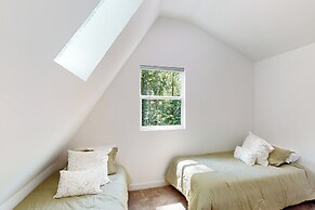 Cozy Restful Treehouse Feel Home w/ gas Grill & AC