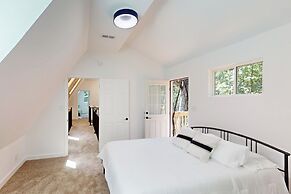 Cozy Restful Treehouse Feel Home w/ gas Grill & AC