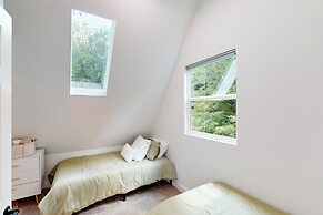Cozy Restful Treehouse Feel Home w/ gas Grill & AC