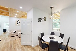 Cozy Restful Treehouse Feel Home w/ gas Grill & AC