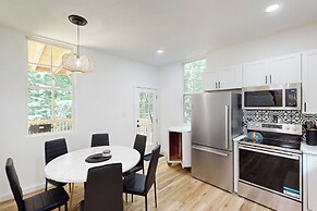 Cozy Restful Treehouse Feel Home w/ gas Grill & AC
