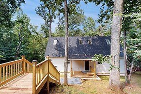Cozy Restful Treehouse Feel Home w/ gas Grill & AC