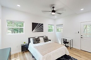 Cozy Restful Treehouse Feel Home w/ gas Grill & AC