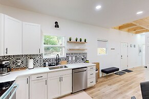 Cozy Restful Treehouse Feel Home w/ gas Grill & AC