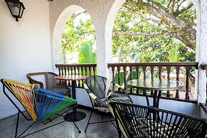 w Bright Colonial 5BR House With Balcony