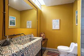w Bright Colonial 5BR House With Balcony