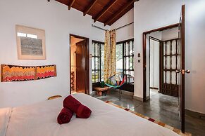w Bright Colonial 5BR House With Balcony